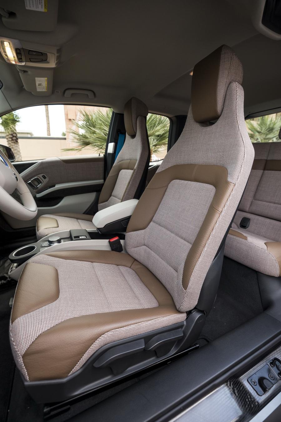 Интерьер BMW i3s (I01) 2017 года  (NA) (фото 29 из 40)